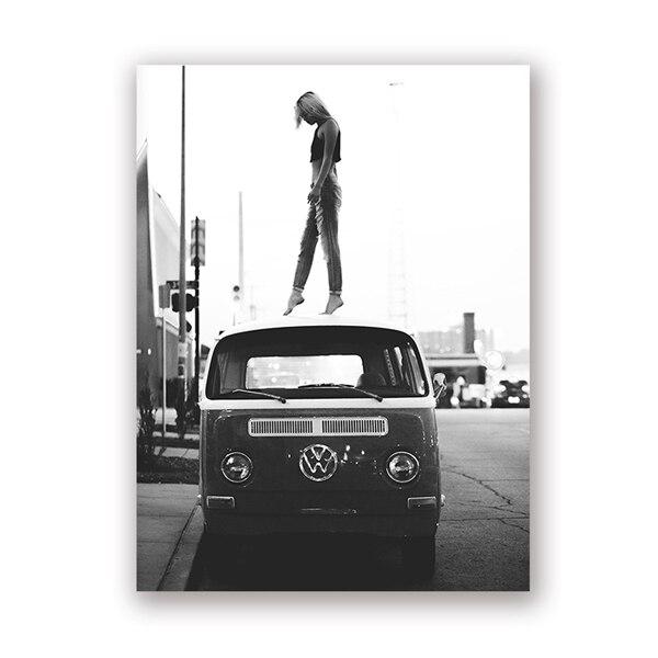 Pintura de coches antiguos en blanco y negro